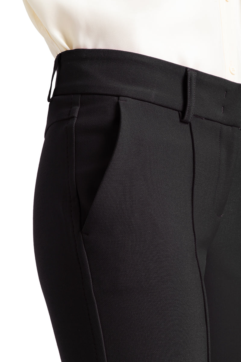 Hose Cambio Farah in schwarz. Schöne Hose mit geradem verkürztem Bein. Die Hose hat Gürtelschlaufen und seitliche Einschubtaschen. Auf der Vorderseite befindet sich eine Biese. Schließt mit Knopf, Haken und Reißverschluss.