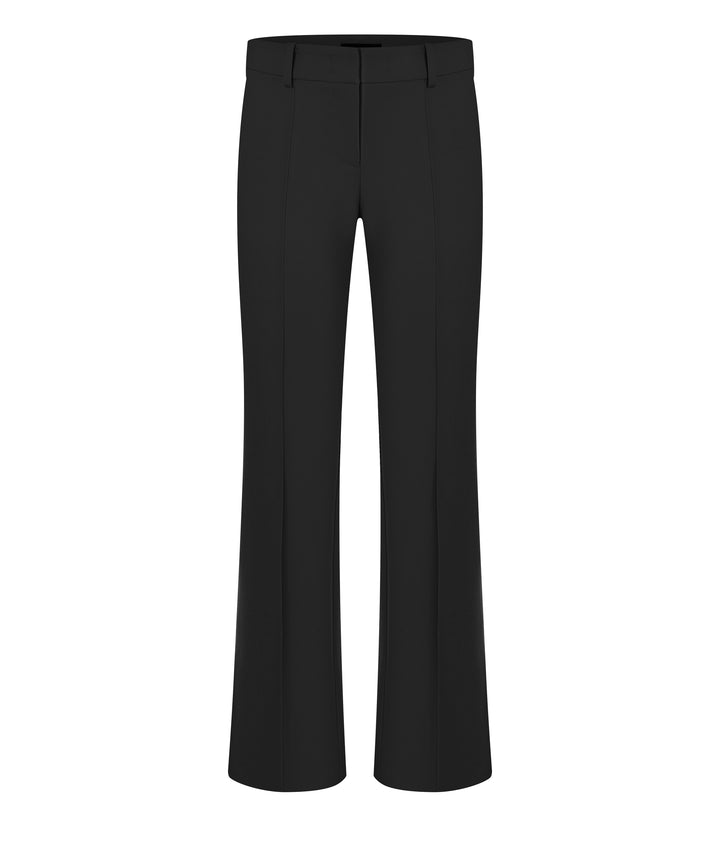 Hose Cambio Farah in schwarz. Schöne Hose mit geradem verkürztem Bein. Die Hose hat Gürtelschlaufen und seitliche Einschubtaschen. Auf der Vorderseite befindet sich eine Biese. Schließt mit Knopf, Haken und Reißverschluss.