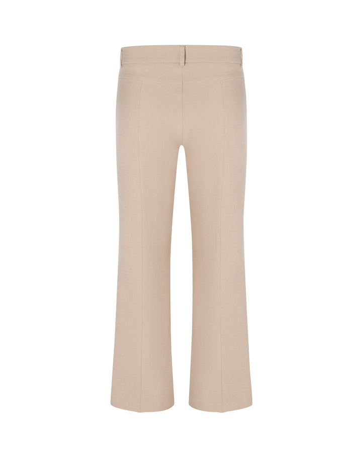 Hose Cambio Farah in dusted caramel. Bootcut-Hose mit geradem, verkürztem Bein und normaler Leibhöhe. Gürtelschlaufen, seitliche Einstecktaschen und Biese auf der Vorderseite. Ton-in-Ton-Ziernaht an den äußeren Seiten. Leicht elastisches Material.
