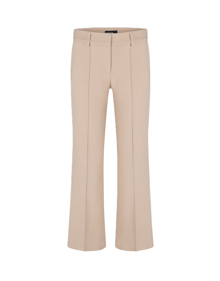 Hose Cambio Farah in dusted caramel. Bootcut-Hose mit geradem, verkürztem Bein und normaler Leibhöhe. Gürtelschlaufen, seitliche Einstecktaschen und Biese auf der Vorderseite. Ton-in-Ton-Ziernaht an den äußeren Seiten. Leicht elastisches Material.