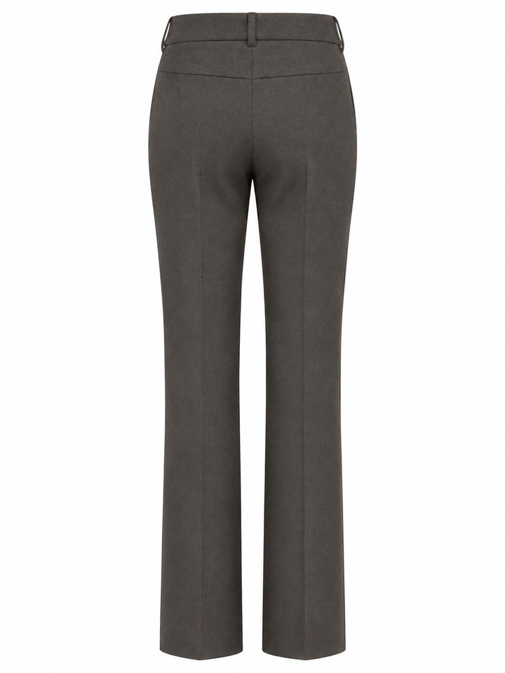 Hose Cambio Farah in anthra grau. Bootcut-Hose mit geradem, verkürztem Bein und normaler Leibhöhe. Gürtelschlaufen, seitliche Einstecktaschen und Biese auf der Vorderseite. Ton-in-Ton-Ziernaht an den äußeren Seiten. Leicht elastisches Material.