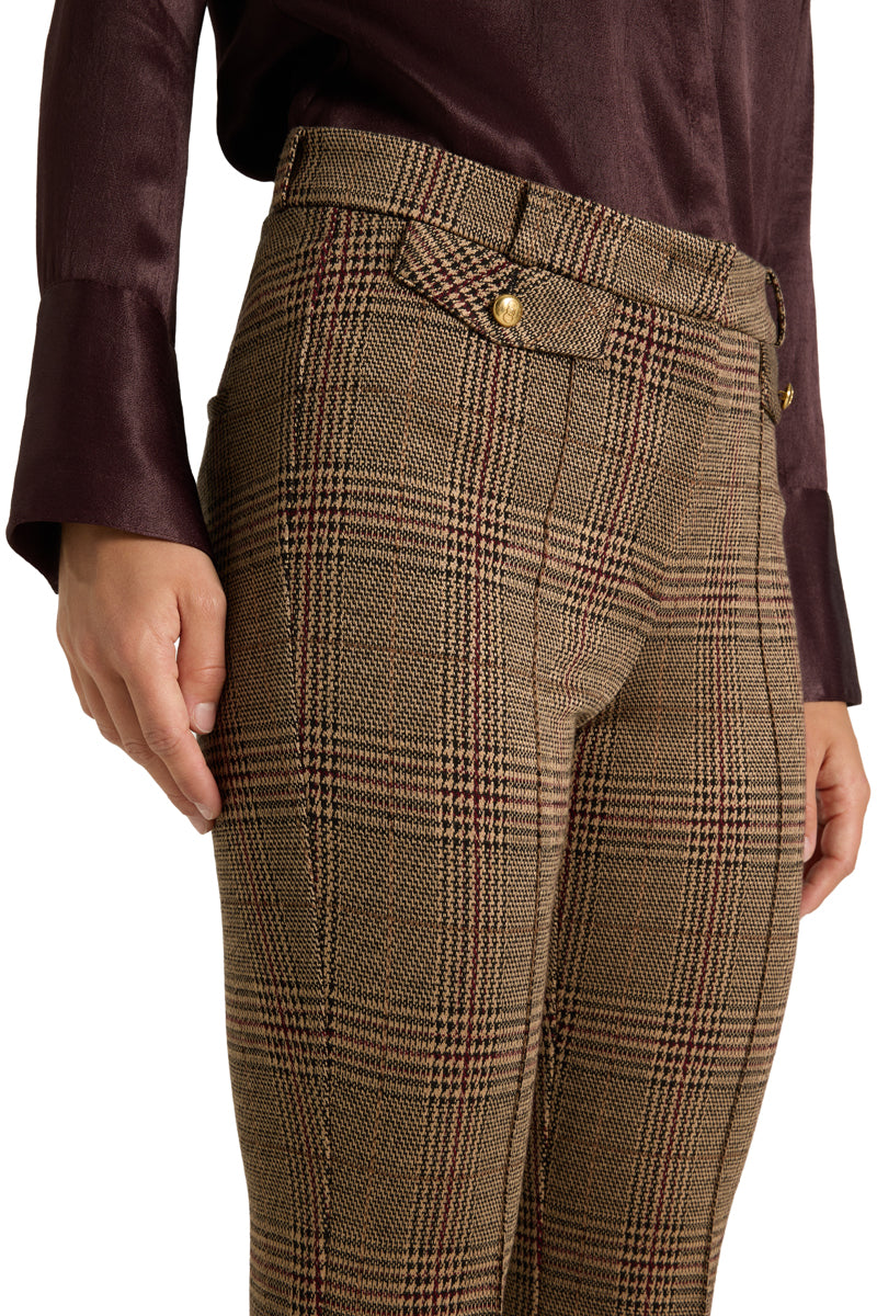 Hose Cambio Fleur cropped kariert caramello . Diese Hose ist der perfekte Begleiter für den Winter, da sie alle wichtigen Farben im Stoff vereint. Sie ist leicht verkürzt geschnitten und hat einen Gummibund. Zwei aufgesetzte kleine Taschen mit Goldknopf runden das Design ab. Auf der Rückseite befinden sich Stecktaschen. 