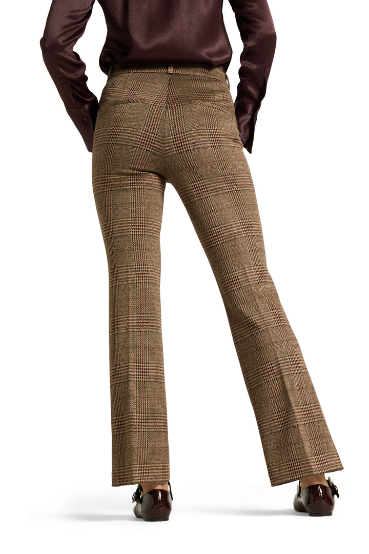 Hose Cambio Fleur cropped kariert caramello . Diese Hose ist der perfekte Begleiter für den Winter, da sie alle wichtigen Farben im Stoff vereint. Sie ist leicht verkürzt geschnitten und hat einen Gummibund. Zwei aufgesetzte kleine Taschen mit Goldknopf runden das Design ab. Auf der Rückseite befinden sich Stecktaschen. 