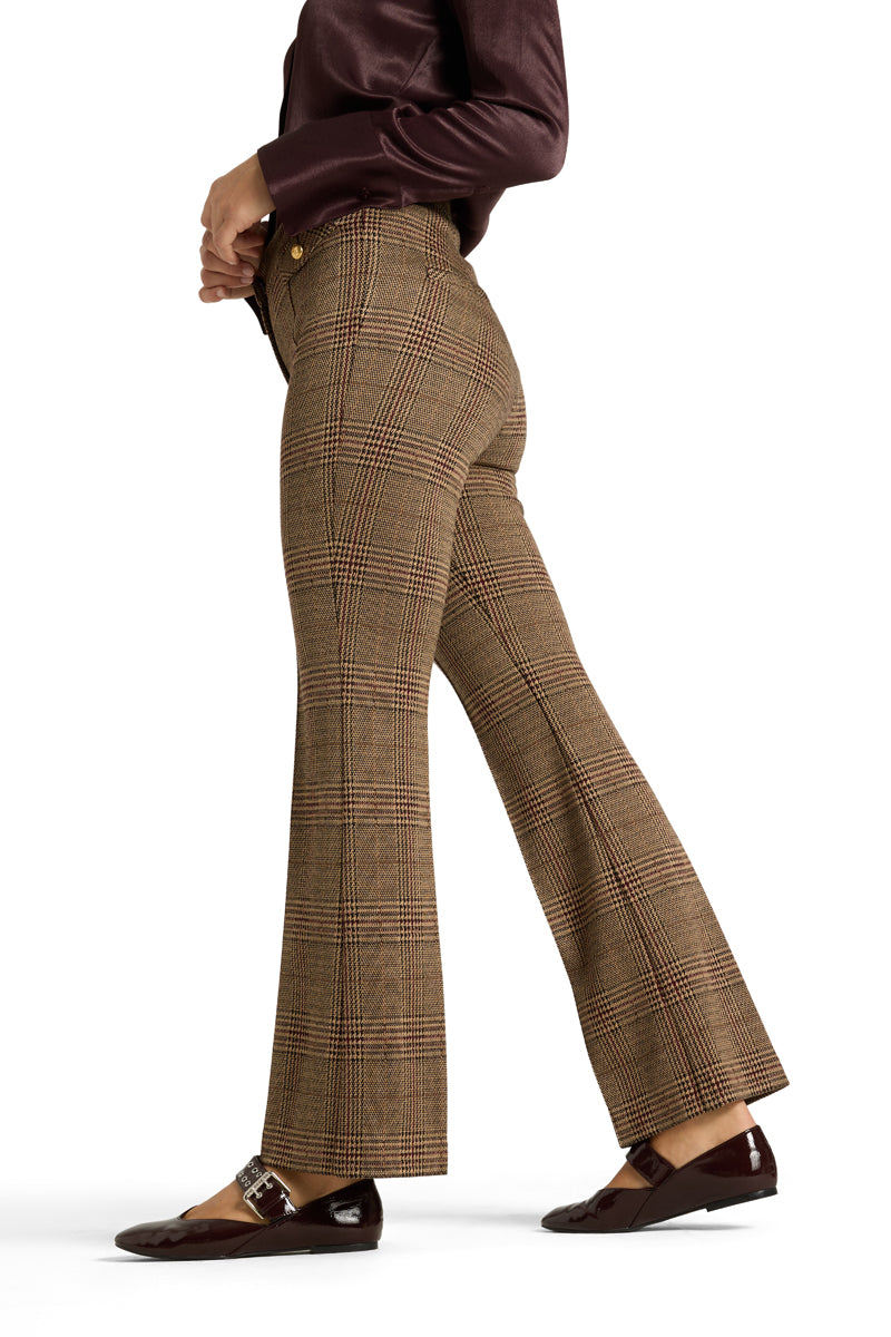 Hose Cambio Fleur cropped kariert caramello . Diese Hose ist der perfekte Begleiter für den Winter, da sie alle wichtigen Farben im Stoff vereint. Sie ist leicht verkürzt geschnitten und hat einen Gummibund. Zwei aufgesetzte kleine Taschen mit Goldknopf runden das Design ab. Auf der Rückseite befinden sich Stecktaschen. 