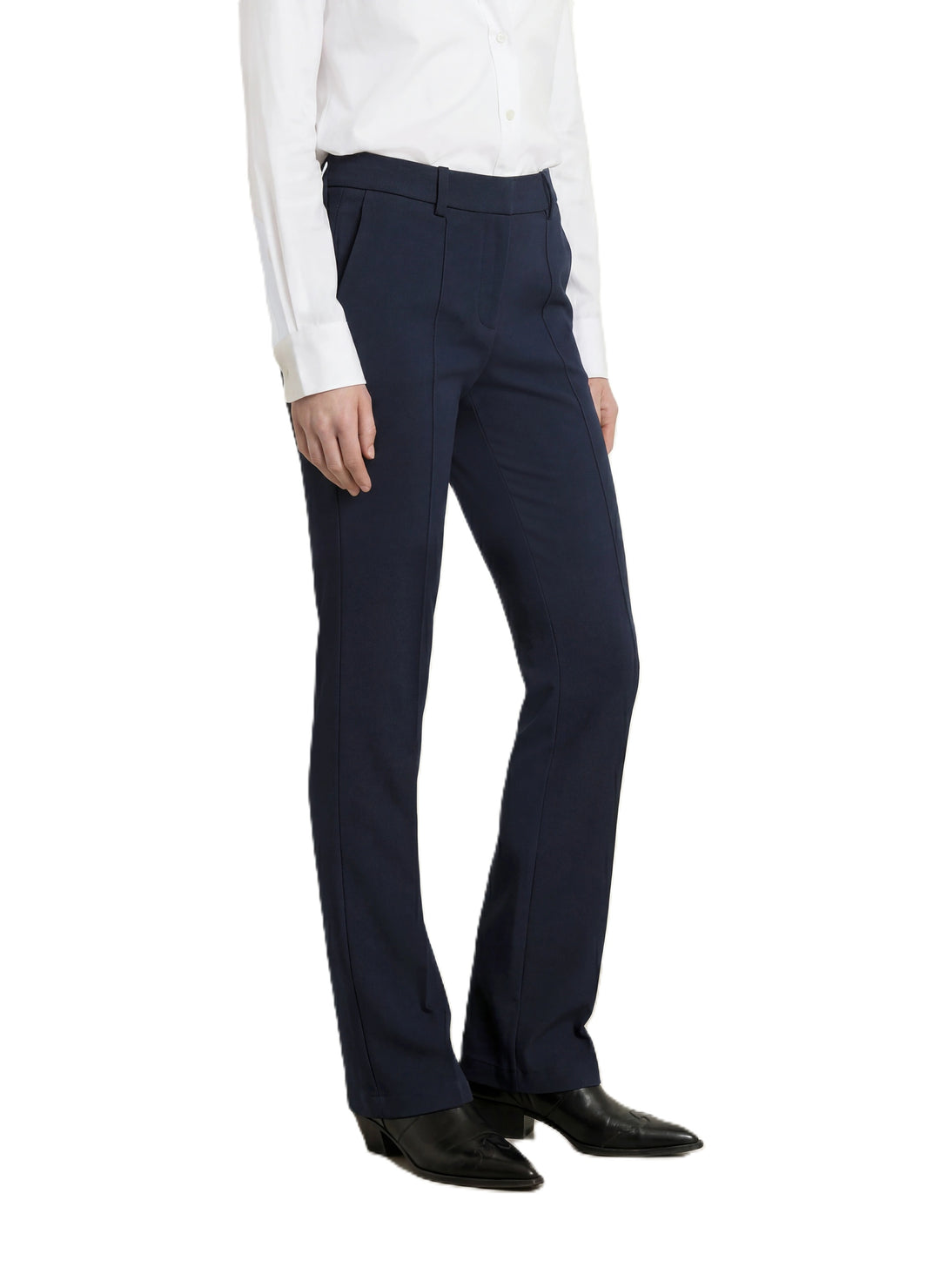Hose Cambio Francoise in blau ist eine Schlupfhose mit langen geradem Bein und Gürtelschlaufen. Die Hose hat Taschen und eine Naht auf der Vorderseite.