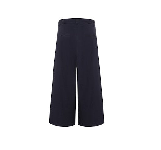 Hose Cambio Charlotte in navy. Toller Hosenrock in dunkelblau. Die Hose hat ein weites Bein, welches am Knöchel endet- Die Hose hat Taschen und Gürtelschlaufen. Das Bein soll an einen Rock erinnern und ist daher sehr weit geschnitten.