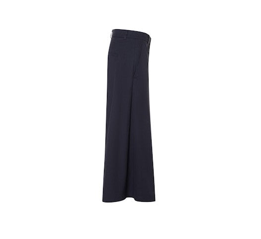 Hose Cambio Charlotte in navy. Toller Hosenrock in dunkelblau. Die Hose hat ein weites Bein, welches am Knöchel endet- Die Hose hat Taschen und Gürtelschlaufen. Das Bein soll an einen Rock erinnern und ist daher sehr weit geschnitten.