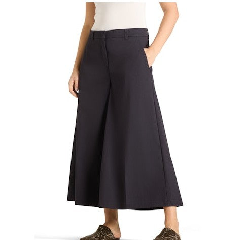 Hose Cambio Charlotte in navy. Toller Hosenrock in dunkelblau. Die Hose hat ein weites Bein, welches am Knöchel endet- Die Hose hat Taschen und Gürtelschlaufen. Das Bein soll an einen Rock erinnern und ist daher sehr weit geschnitten.