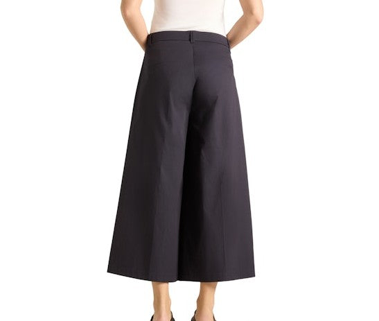 Hose Cambio Charlotte in navy. Toller Hosenrock in dunkelblau. Die Hose hat ein weites Bein, welches am Knöchel endet- Die Hose hat Taschen und Gürtelschlaufen. Das Bein soll an einen Rock erinnern und ist daher sehr weit geschnitten.