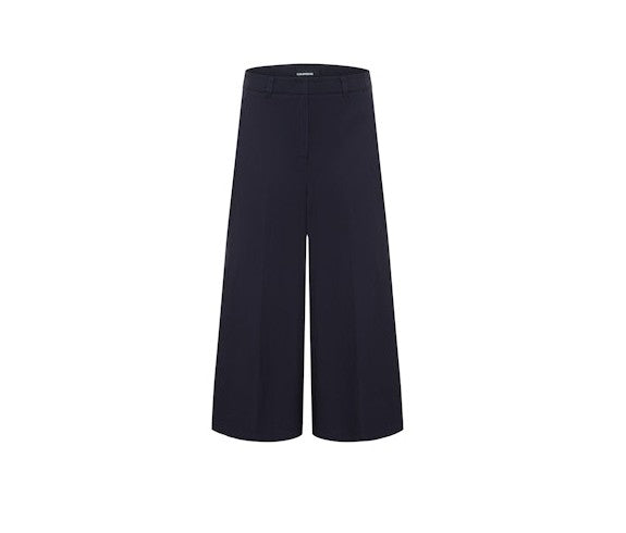 Hose Cambio Charlotte in navy. Toller Hosenrock in dunkelblau. Die Hose hat ein weites Bein, welches am Knöchel endet- Die Hose hat Taschen und Gürtelschlaufen. Das Bein soll an einen Rock erinnern und ist daher sehr weit geschnitten.