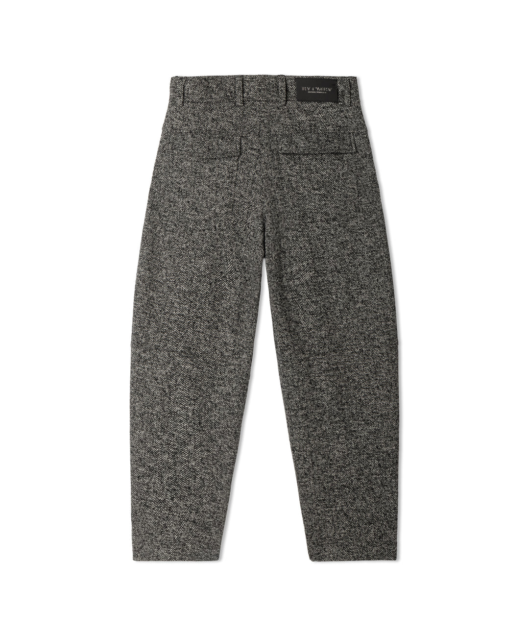 Hose Cambio Orly plain herringbone silver black. Coole Hose von Cambio mit einem modernen Fischgradmuster in schwarz/grau. Die Hose hat eine Ballonform und ist verkürzt geschnitten. Das Bein ist weiter geschnitten. Sie hat schräge seitliche Eingriffstaschen und Pattentaschen auf der Rückseite. 
