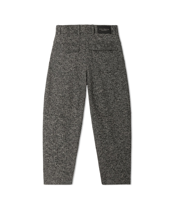 Hose Cambio Orly plain herringbone silver black. Coole Hose von Cambio mit einem modernen Fischgradmuster in schwarz/grau. Die Hose hat eine Ballonform und ist verkürzt geschnitten. Das Bein ist weiter geschnitten. Sie hat schräge seitliche Eingriffstaschen und Pattentaschen auf der Rückseite. 