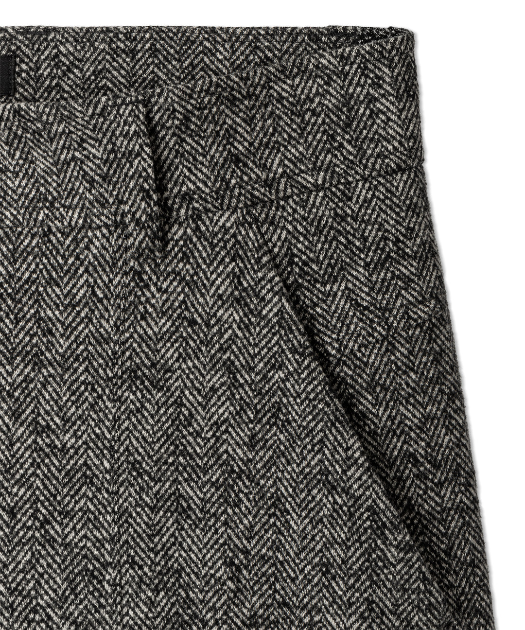 Hose Cambio Orly plain herringbone silver black. Coole Hose von Cambio mit einem modernen Fischgradmuster in schwarz/grau. Die Hose hat eine Ballonform und ist verkürzt geschnitten. Das Bein ist weiter geschnitten. Sie hat schräge seitliche Eingriffstaschen und Pattentaschen auf der Rückseite. 