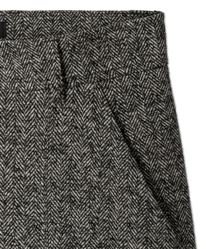 Hose Cambio Orly plain herringbone silver black. Coole Hose von Cambio mit einem modernen Fischgradmuster in schwarz/grau. Die Hose hat eine Ballonform und ist verkürzt geschnitten. Das Bein ist weiter geschnitten. Sie hat schräge seitliche Eingriffstaschen und Pattentaschen auf der Rückseite. 