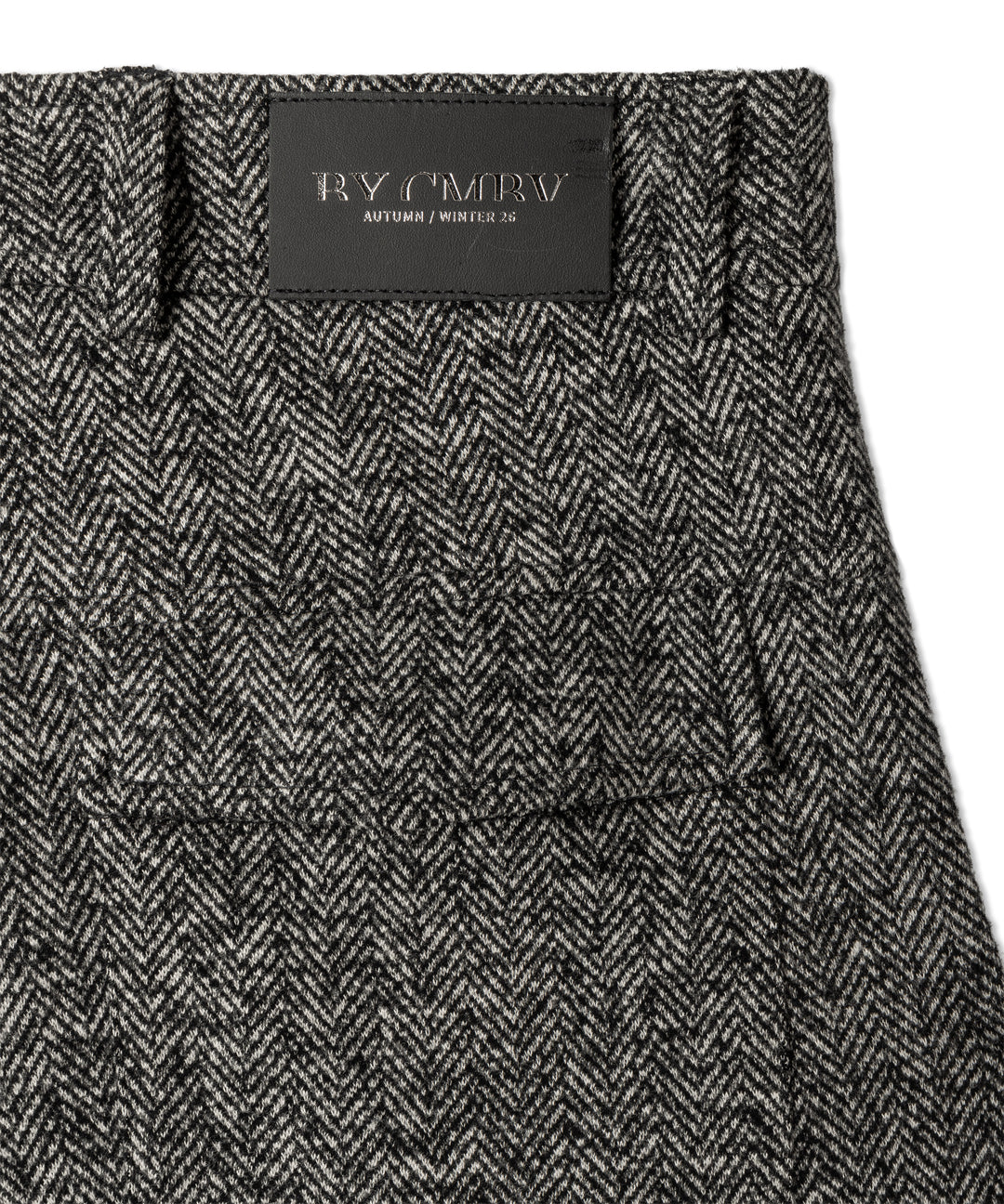 Hose Cambio Orly plain herringbone silver black. Coole Hose von Cambio mit einem modernen Fischgradmuster in schwarz/grau. Die Hose hat eine Ballonform und ist verkürzt geschnitten. Das Bein ist weiter geschnitten. Sie hat schräge seitliche Eingriffstaschen und Pattentaschen auf der Rückseite. 
