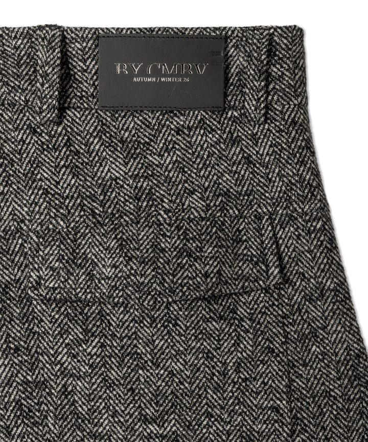 Hose Cambio Orly plain herringbone silver black. Coole Hose von Cambio mit einem modernen Fischgradmuster in schwarz/grau. Die Hose hat eine Ballonform und ist verkürzt geschnitten. Das Bein ist weiter geschnitten. Sie hat schräge seitliche Eingriffstaschen und Pattentaschen auf der Rückseite. 