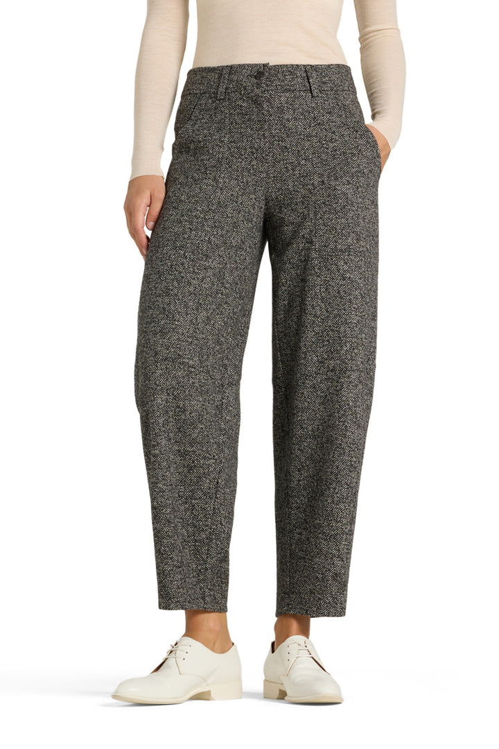 Hose Cambio Orly plain herringbone silver black. Coole Hose von Cambio mit einem modernen Fischgradmuster in schwarz/grau. Die Hose hat eine Ballonform und ist verkürzt geschnitten. Das Bein ist weiter geschnitten. Sie hat schräge seitliche Eingriffstaschen und Pattentaschen auf der Rückseite. 