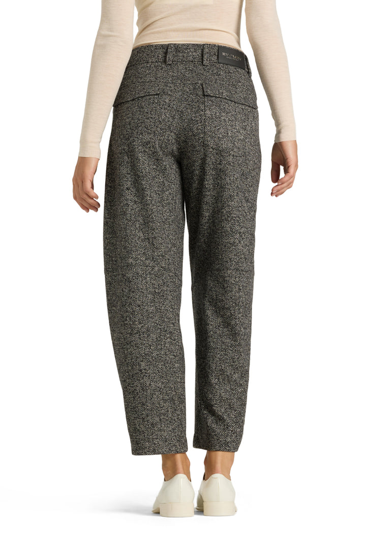 Hose Cambio Orly plain herringbone silver black. Coole Hose von Cambio mit einem modernen Fischgradmuster in schwarz/grau. Die Hose hat eine Ballonform und ist verkürzt geschnitten. Das Bein ist weiter geschnitten. Sie hat schräge seitliche Eingriffstaschen und Pattentaschen auf der Rückseite. 