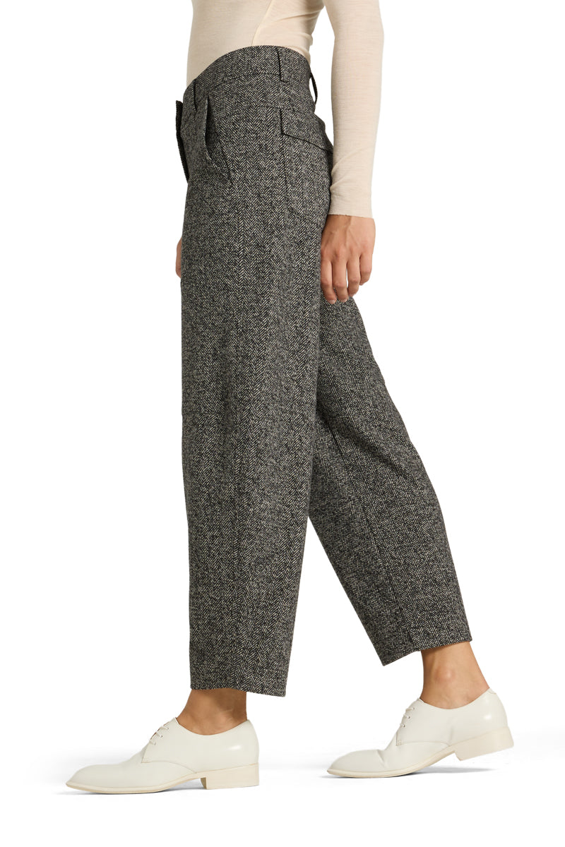 Hose Cambio Orly plain herringbone silver black. Coole Hose von Cambio mit einem modernen Fischgradmuster in schwarz/grau. Die Hose hat eine Ballonform und ist verkürzt geschnitten. Das Bein ist weiter geschnitten. Sie hat schräge seitliche Eingriffstaschen und Pattentaschen auf der Rückseite. 