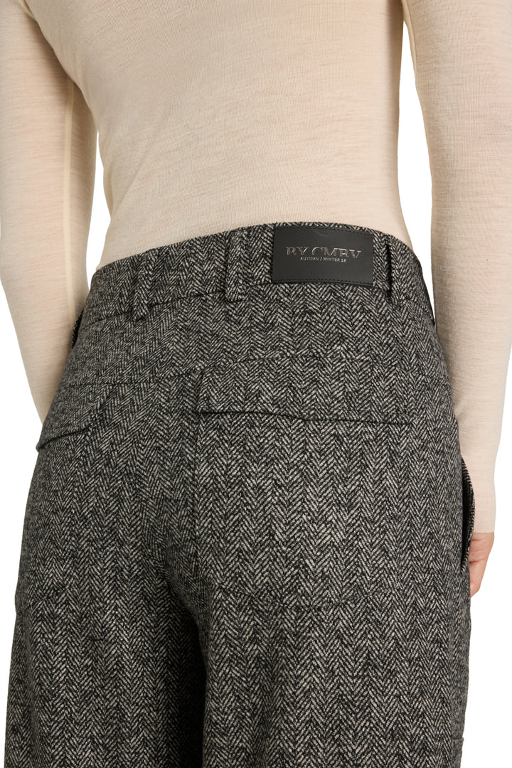 Hose Cambio Orly plain herringbone silver black. Coole Hose von Cambio mit einem modernen Fischgradmuster in schwarz/grau. Die Hose hat eine Ballonform und ist verkürzt geschnitten. Das Bein ist weiter geschnitten. Sie hat schräge seitliche Eingriffstaschen und Pattentaschen auf der Rückseite. 