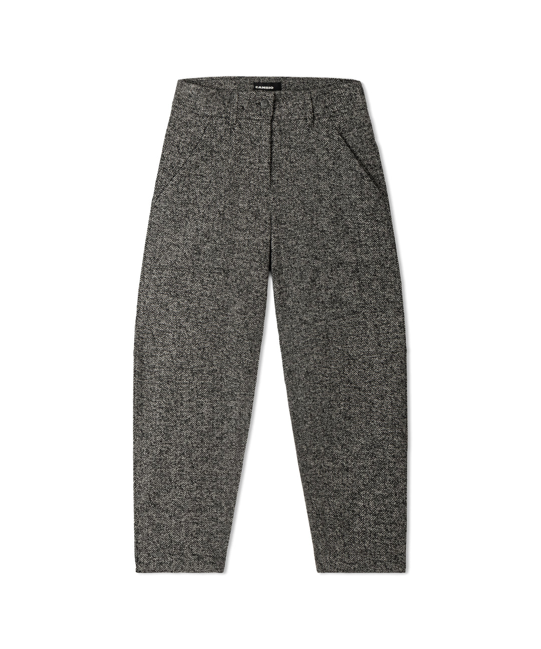 Hose Cambio Orly plain herringbone silver black. Coole Hose von Cambio mit einem modernen Fischgradmuster in schwarz/grau. Die Hose hat eine Ballonform und ist verkürzt geschnitten. Das Bein ist weiter geschnitten. Sie hat schräge seitliche Eingriffstaschen und Pattentaschen auf der Rückseite. 