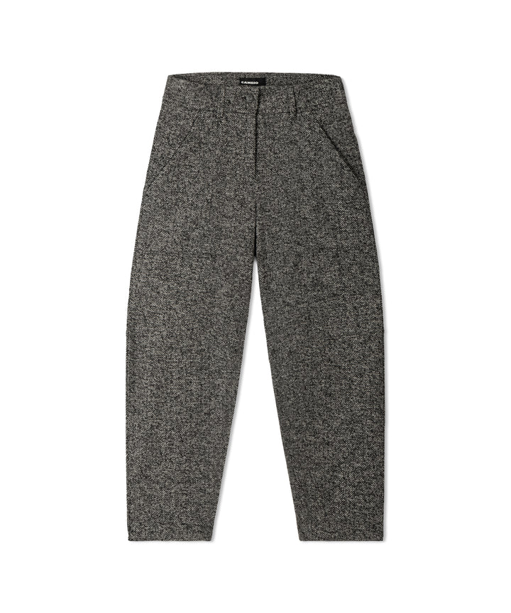 Hose Cambio Orly plain herringbone silver black. Coole Hose von Cambio mit einem modernen Fischgradmuster in schwarz/grau. Die Hose hat eine Ballonform und ist verkürzt geschnitten. Das Bein ist weiter geschnitten. Sie hat schräge seitliche Eingriffstaschen und Pattentaschen auf der Rückseite. 