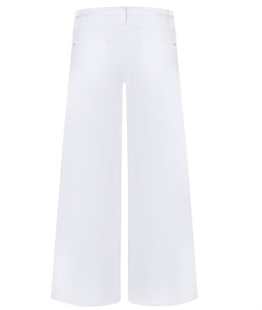 Hose Cambio Palazzo cropped in freh white weiß. Super schöne Hose in weiß mit geradem verkürzten Bein. Die Hose hat einen extra Gürtel mit kleiner Goldschnalle. Sie hat Taschen und Gürtelschlaufen.