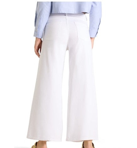 Hose Cambio Palazzo cropped in freh white weiß. Super schöne Hose in weiß mit geradem verkürzten Bein. Die Hose hat einen extra Gürtel mit kleiner Goldschnalle. Sie hat Taschen und Gürtelschlaufen.