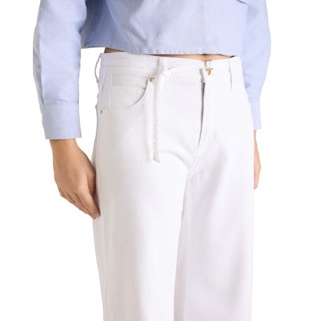 Hose Cambio Palazzo cropped in freh white weiß. Super schöne Hose in weiß mit geradem verkürzten Bein. Die Hose hat einen extra Gürtel mit kleiner Goldschnalle. Sie hat Taschen und Gürtelschlaufen.