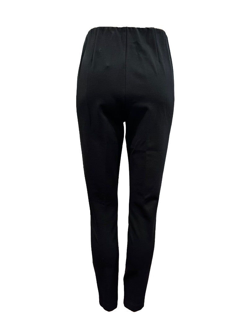 Hose Copenhagen Studios in schwarz und schmaler Silhouette mit Gummibund und Biesen 