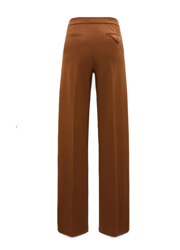 Hose Dorothee Schumacher EMOTIONAL ESSENCE in hazelnut braun. Wide Pants aus Punto Milano mit Mid-Waist-Bund und weitem, geradem Bein. Schräge Eingrifftaschen und Leistentaschen hinten. Offener Saum zur individuellen Längenanpassung.