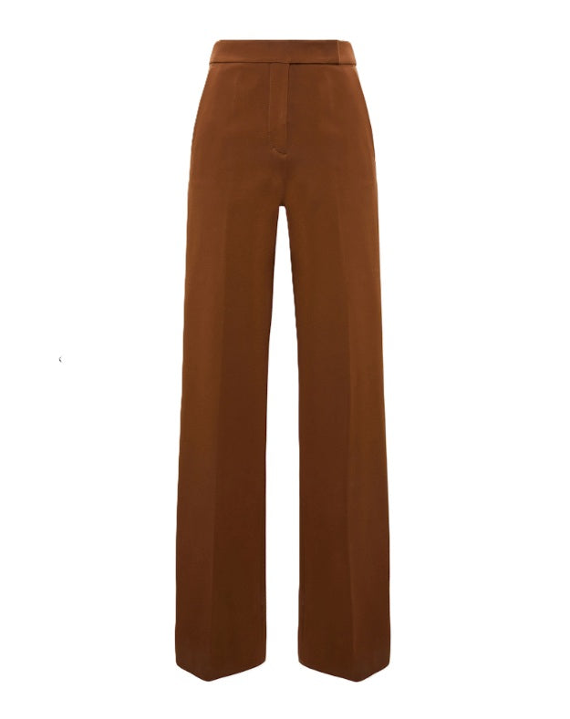 Hose Dorothee Schumacher EMOTIONAL ESSENCE in hazelnut braun. Wide Pants aus Punto Milano mit Mid-Waist-Bund und weitem, geradem Bein. Schräge Eingrifftaschen und Leistentaschen hinten. Offener Saum zur individuellen Längenanpassung.