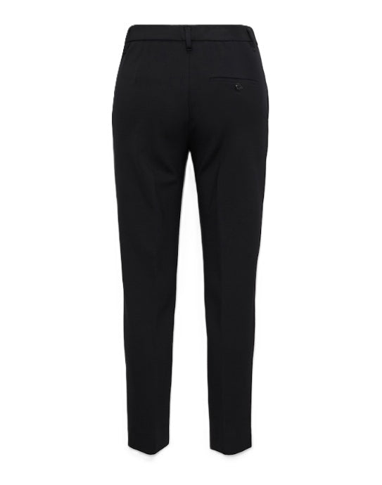 Hose Dorothee Schumacher Emotional Essence Pants in pure black. Hose aus softem Punto Milano mit klassischer Zigaretten-Silhouette. Mittlere bis hohe Leibhöhe, figurnaher Schnitt an Hüfte und Taille. Verkürztes Bein mit Bügelfalte. Leistentaschen auf der Rückseite.