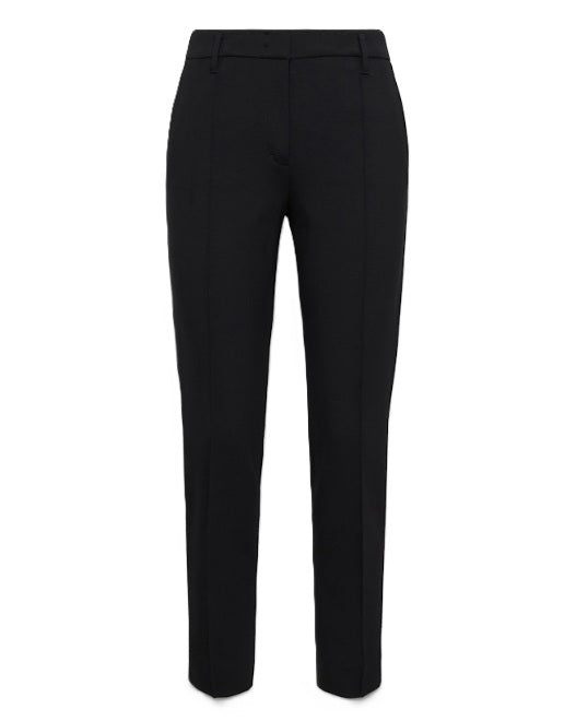 Hose Dorothee Schumacher Emotional Essence Pants in pure black. Hose aus softem Punto Milano mit klassischer Zigaretten-Silhouette. Mittlere bis hohe Leibhöhe, figurnaher Schnitt an Hüfte und Taille. Verkürztes Bein mit Bügelfalte. Leistentaschen auf der Rückseite.