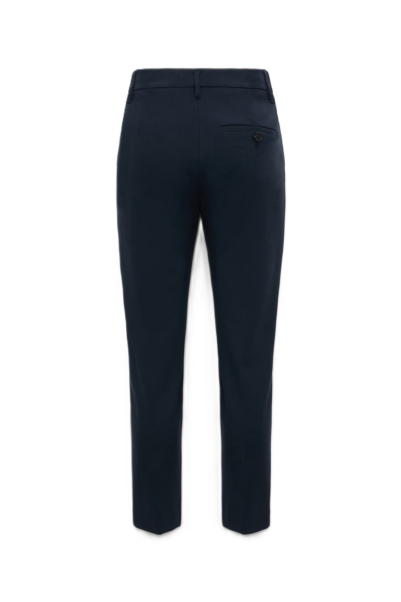 Hose Dorothee Schumacher Emotional Essence Pants in dark navy. Hose aus softem Punto Milano mit klassischer Zigaretten-Silhouette. Mittlere bis hohe Leibhöhe, figurnaher Schnitt an Hüfte und Taille. Verkürztes Bein mit Bügelfalte. Leistentaschen auf der Rückseite.