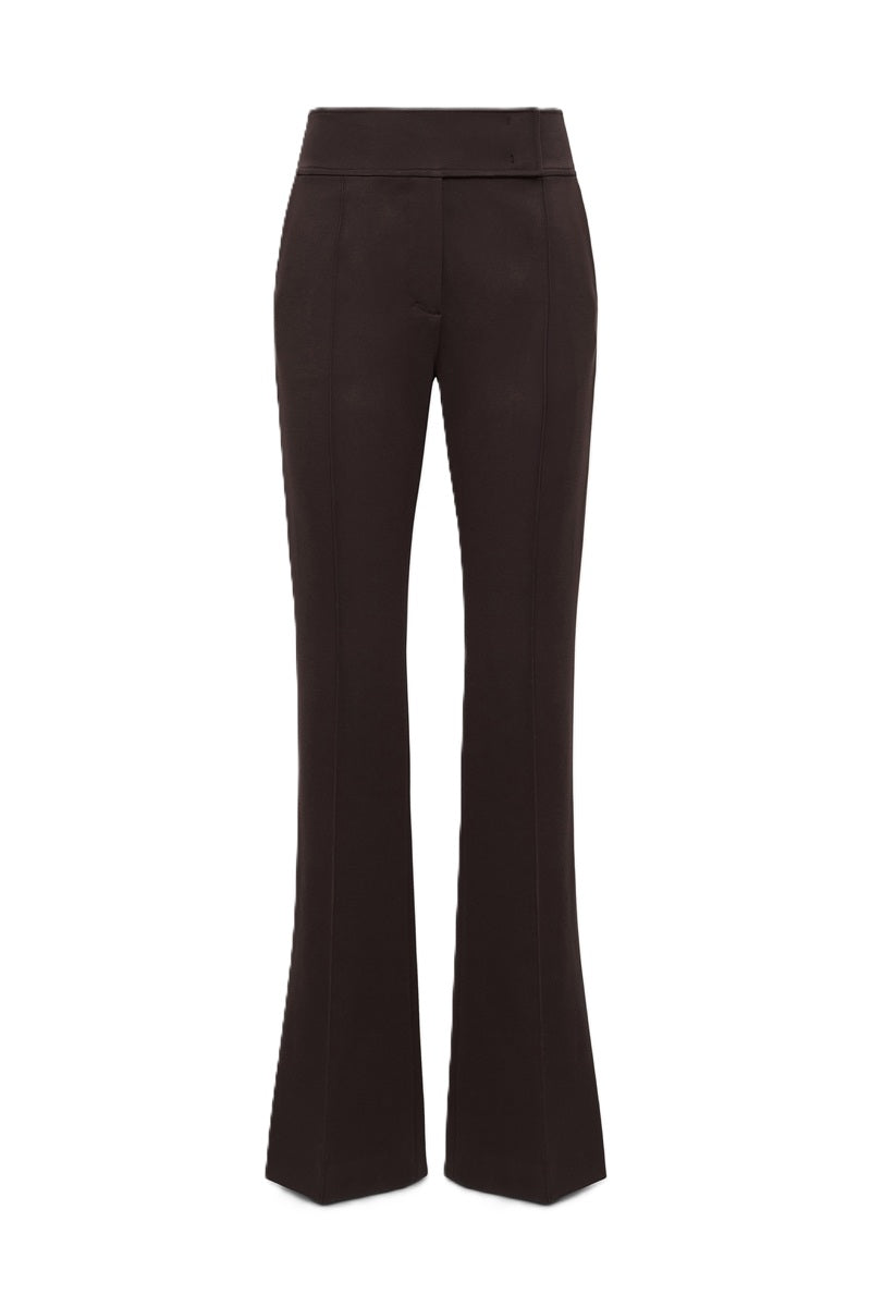 Hose Emotional Essence pants in dark chocolate braun von Dorothee Schumacher. Die Hose ist lang geschnitten, mit Kick und Biese und Gürtelschlaufen. 