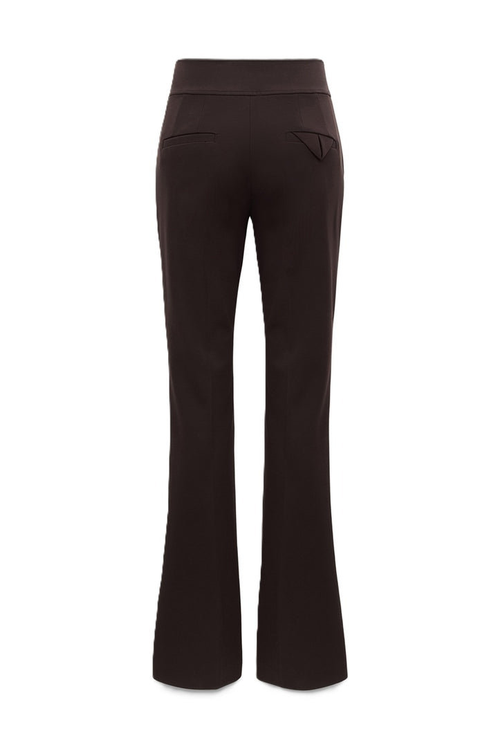 Hose Emotional Essence pants in dark chocolate braun von Dorothee Schumacher. Die Hose ist lang geschnitten, mit Kick und Biese und Gürtelschlaufen. 