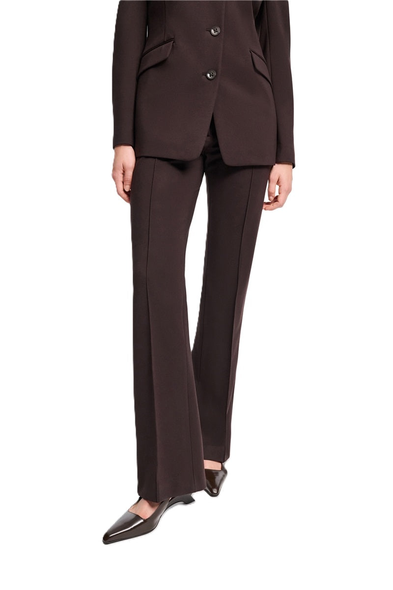 Hose Emotional Essence pants in dark chocolate braun von Dorothee Schumacher. Die Hose ist lang geschnitten, mit Kick und Biese und Gürtelschlaufen. 
