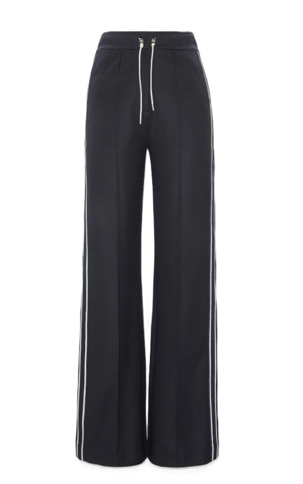 Hose von Dorothee Schumacher Trainngshose Everyday Cool in navy mit weißem Seitenstren. Die Hose ist lang und gerade geschnitten und hat einen Gummzug mit Zugband. 