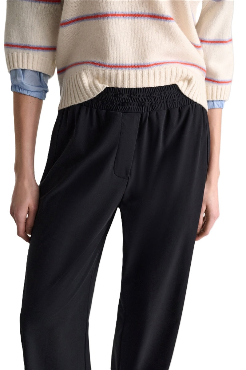 Hose von Dorothee Schumacher MODERN FLOW pants in schwarz. Die Hose ist fließend und hat einen Gumibund. Die Ware ist sehr leicht. 