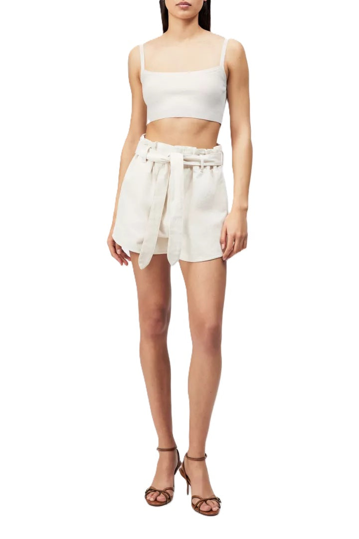 Kurze Shorts von Drykorn mit Gummibund und Bindegürtel in beige. Perfekte Sommerhose in Baumwolle.