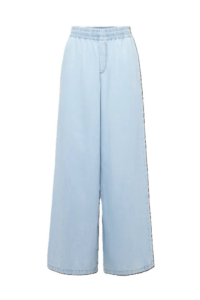 Hose Drykorn CEILING 10 in blau. CEILING ist eine Hose mit weitem Beinverlauf und Gummibund, die lässig Low-Waist getragen wird. Der Leichtdenim aus 100% Baumwolle in der hellen, sommerlichen Waschung hat einen fließenden Fall. Die Hose hat Taschen und ein lässig weites Bein.