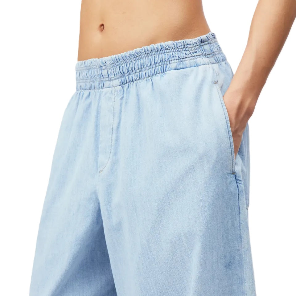 Hose Drykorn CEILING 10 in blau. CEILING ist eine Hose mit weitem Beinverlauf und Gummibund, die lässig Low-Waist getragen wird. Der Leichtdenim aus 100% Baumwolle in der hellen, sommerlichen Waschung hat einen fließenden Fall. Die Hose hat Taschen und ein lässig weites Bein.