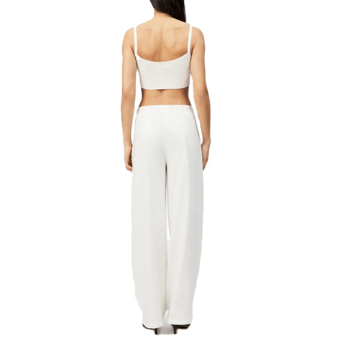 Hose  von Drykorn Fay 0 in ecru aus einer Leinenmischung mit leichter O Form und Taschen. Beinlänge gerade mit Zip. 