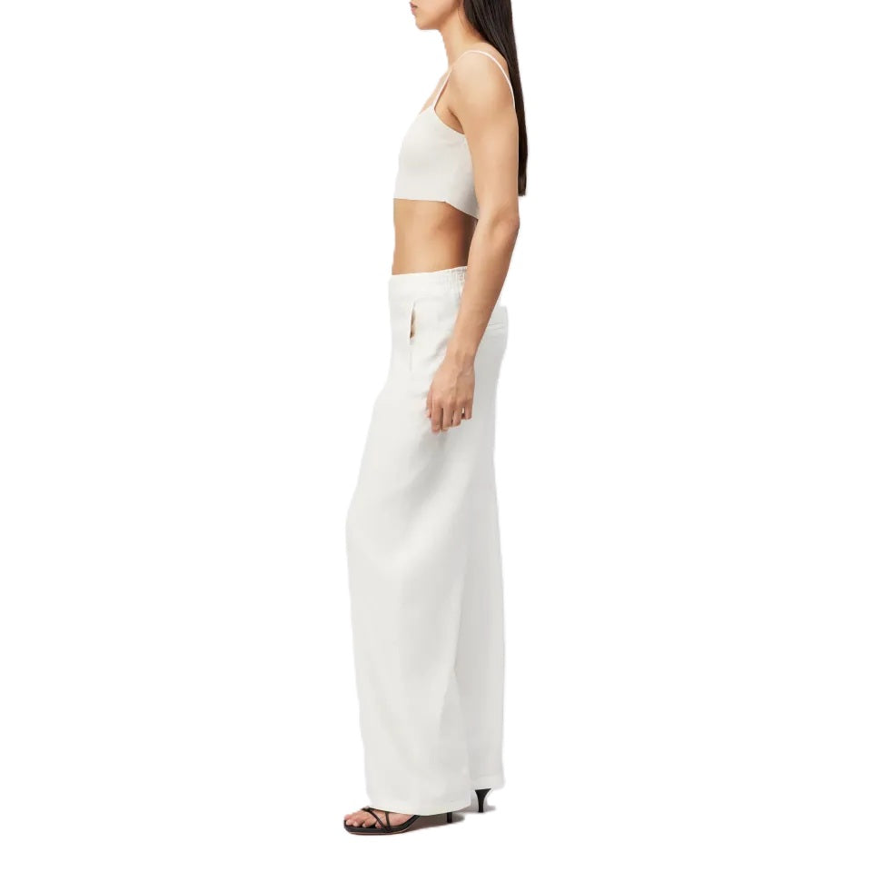 Hose  von Drykorn Fay 0 in ecru aus einer Leinenmischung mit leichter O Form und Taschen. Beinlänge gerade mit Zip. 