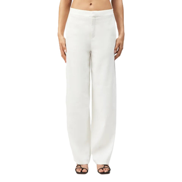 Hose  von Drykorn Fay 0 in ecru aus einer Leinenmischung mit leichter O Form und Taschen. Beinlänge gerade mit Zip. 