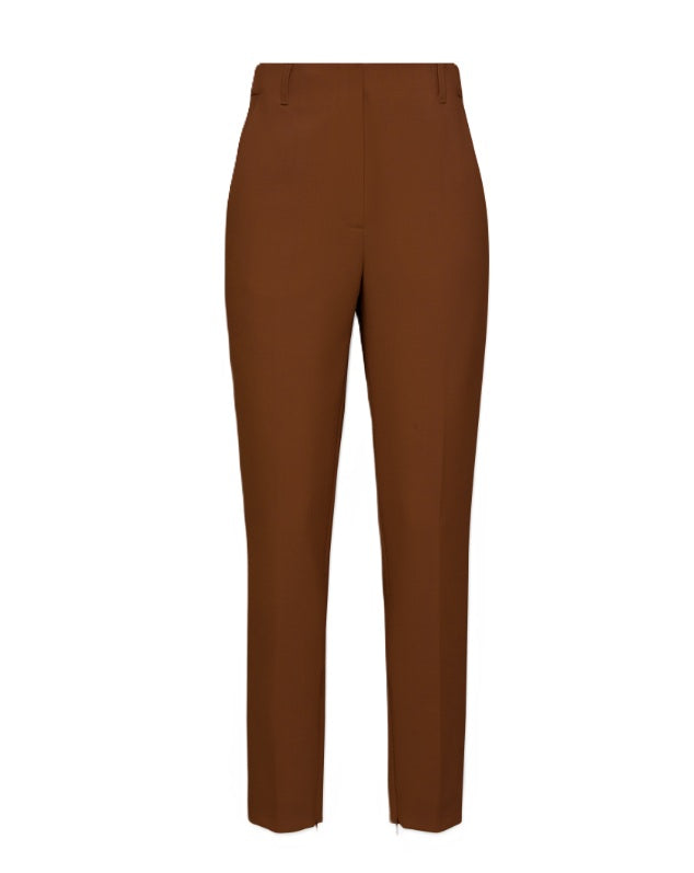 Hose Dorothee Schumacher EMOTIONAL ESSENCE in hazelnut braun. Zigarettenhose aus Punto Milano mit figurnahem Schnitt an Hüfte und Taille. Mittelhoher bis hoher Bund und verkürztes Bein. Leistentaschen auf der Rückseite.