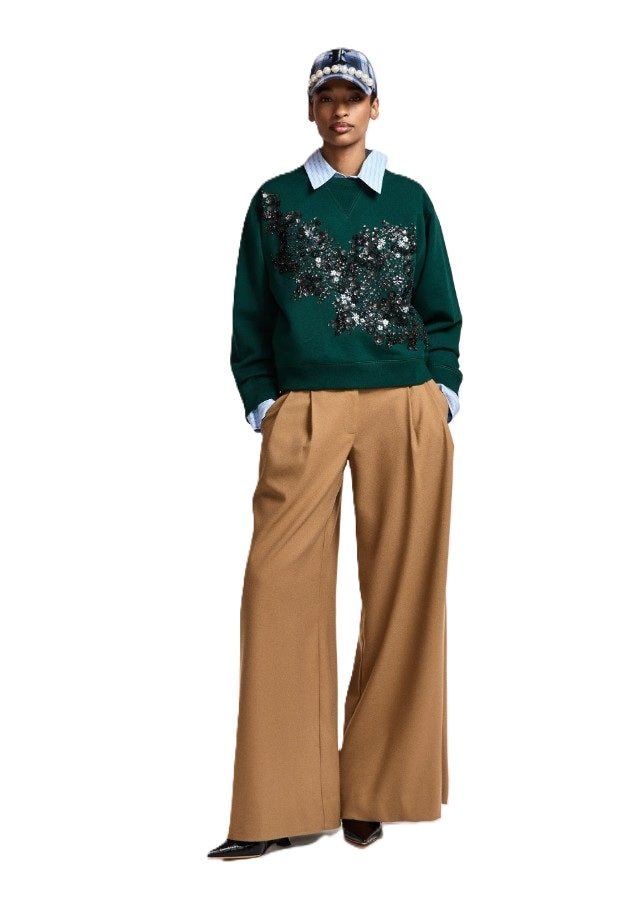 Camel-braune Hose KOLLECTION von Essentiel Antwerp mit weitem Bein, lockerer Passform, Gürtelschlaufen und gedrehten Seitennähten.