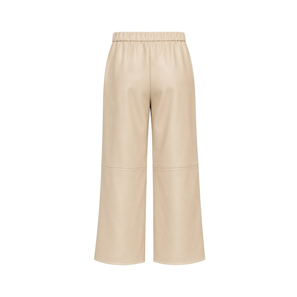 Hose Herzens HANNA in limestone ecru. Hose in Lederoptik mit weiten, geraden Bein. Elastische Bund für einen angenehmen Tragekomfort. Teilungsnähte auf Kniehöhe. Diese Hose verfügt über praktische seitliche Eingriffstaschen und ein weiches Innenfutter.