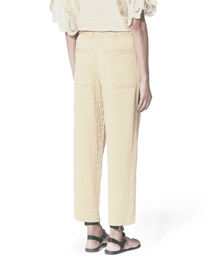Hose Isabel Marant BILNA in ecru. Diese leichte Hose von Isabel Marant aus strukturiertem Baumwollmischgewebe ist gerade geschnitten und hat einen elastischen Bund mit Bindeband. Sie hat seitliche Eingriffstaschen im Cavalière-Stil und eine Paspeltasche hinten.